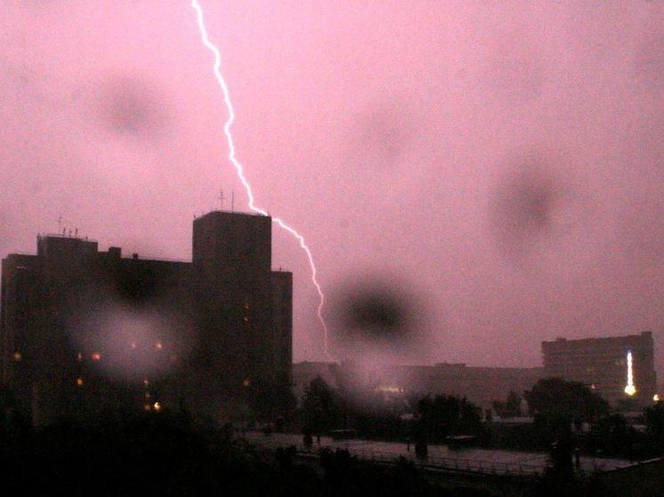 Женщину ударило молнией во время грозы в подмосковном Раменском