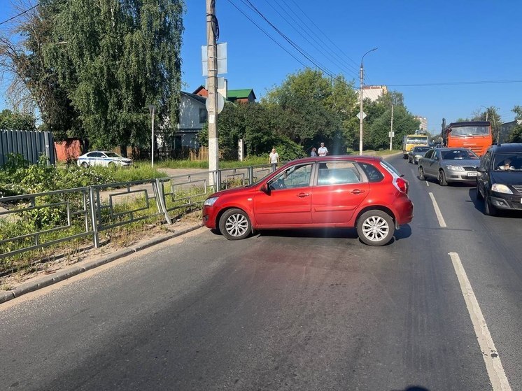 В Твери пострадала пенсионерка: она врезалась на своем авто в металлический барьер