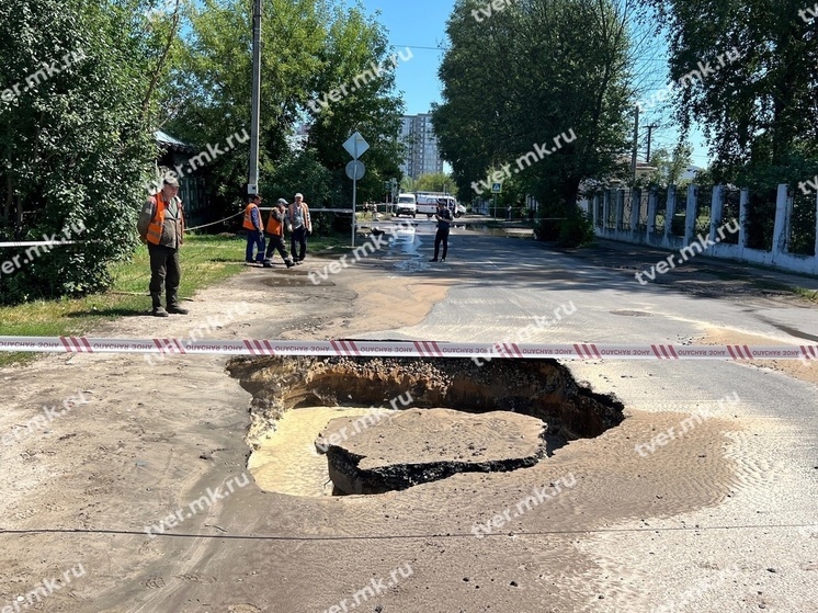 Появились фотографии с места серьезной аварии в Твери: улицу залило кипятком