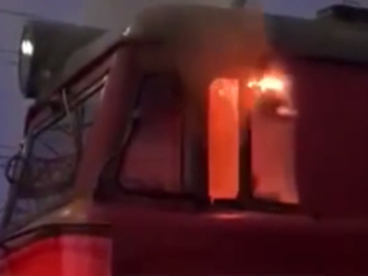 Кабину электровоза подожгли неизвестные на станции в Петелино