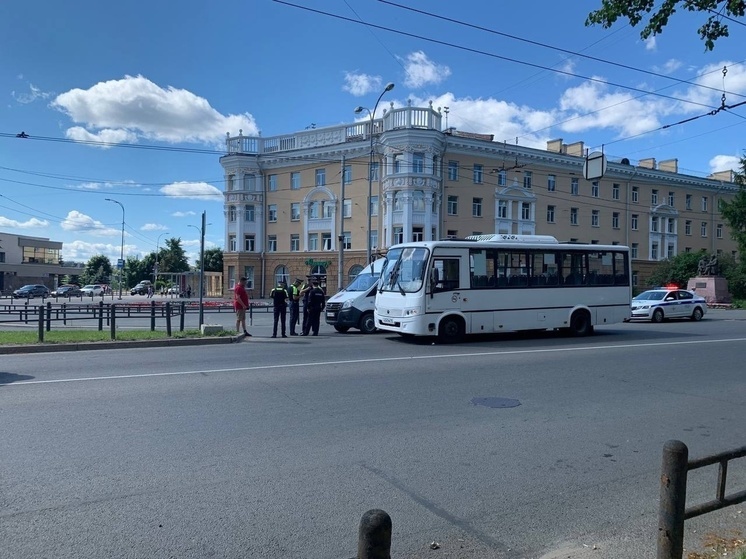 Пассажирку госпитализировали в Петрозаводске после резкого торможения автобуса