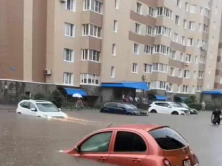Из-за сильного ливня в Омске затопило дороги и подземные переходы