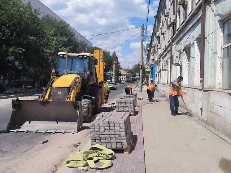 В Астрахани продолжается ремонт дорог и тротуаров