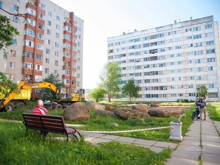 В Сосновом Бору при благоустройстве двора используют большие валуны