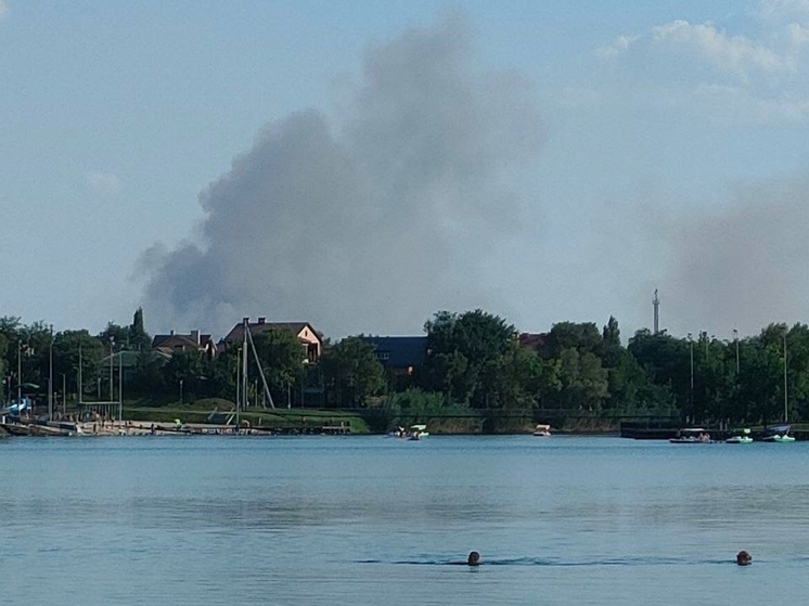 В Ростовской области на огромной площади полыхает трава