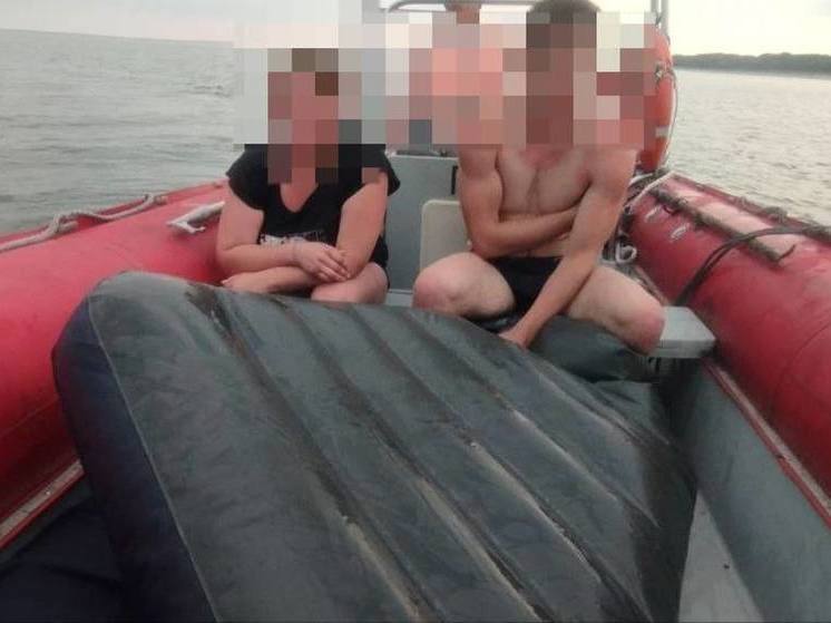 Балтийские спасатели не дали утонуть пассажирам лопнувшего матраса