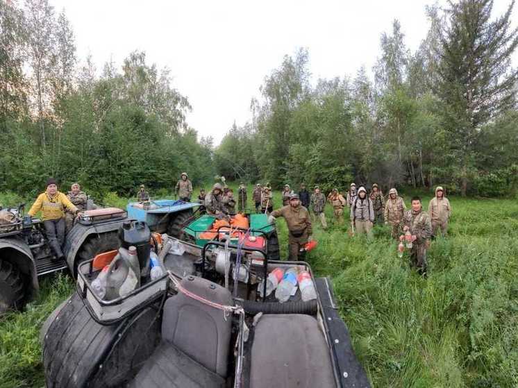 В Верхневилюйском районе более 420 человек борются с огнем