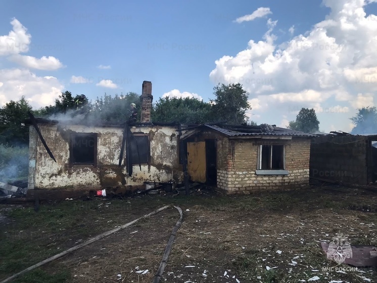 Под Орлом в деревне Шишкино загорелся жилой дом