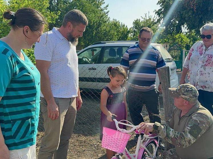 Чиновники и военные подарили велосипед сельской девочке на Херсонщине