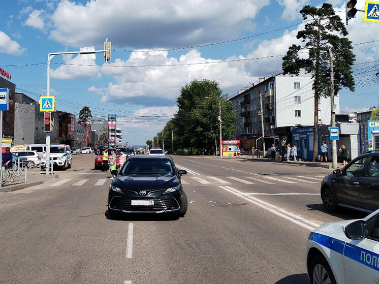 В Улан-Удэ девушка попала под машину, когда перебегала дорогу на красный свет