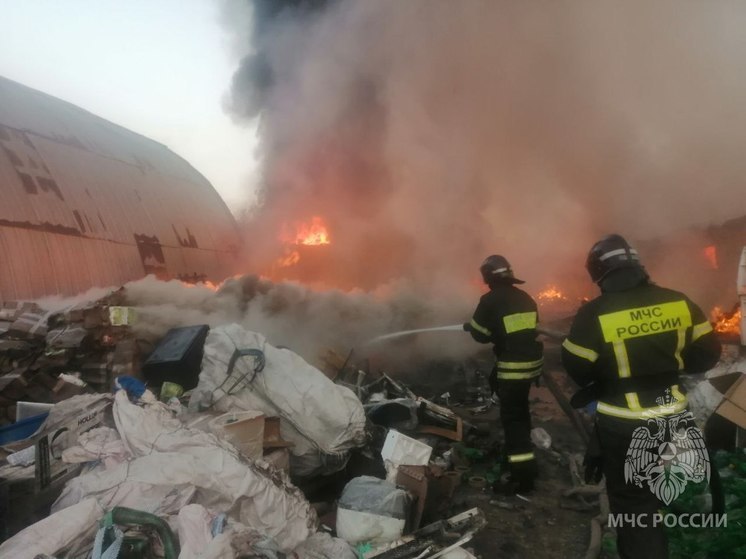 В Пензе на складе пластикового вторсырья произошел пожар