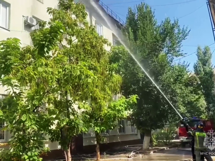 На севере Волгограда эвакуировали 35 человек из горящего дома