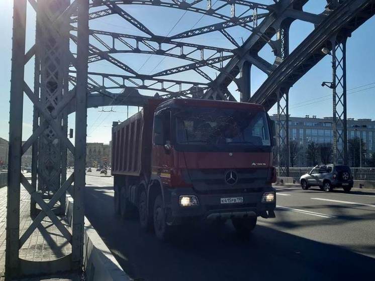 Грузовик столкнулся с оградой моста под Тихвином