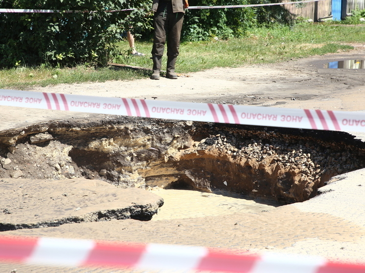 Два спасателя МЧС пострадали во время ЧП с кипятком на Арсения Степанова в Твери: один в тяжелом состоянии