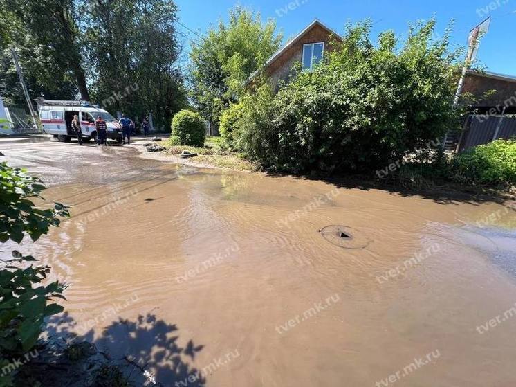 Два спасателя МЧС пострадали от кипятка на месте провала грунта в Твери