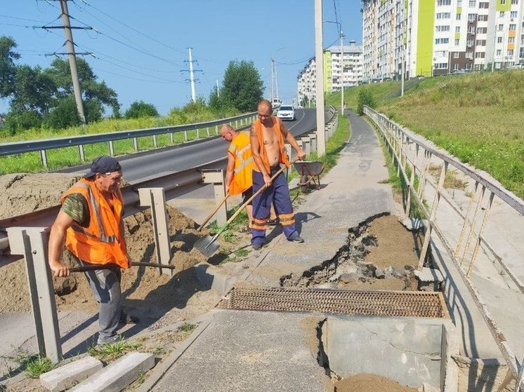 На улице Крымской в Курске ремонтируют размытый дождём тротуар