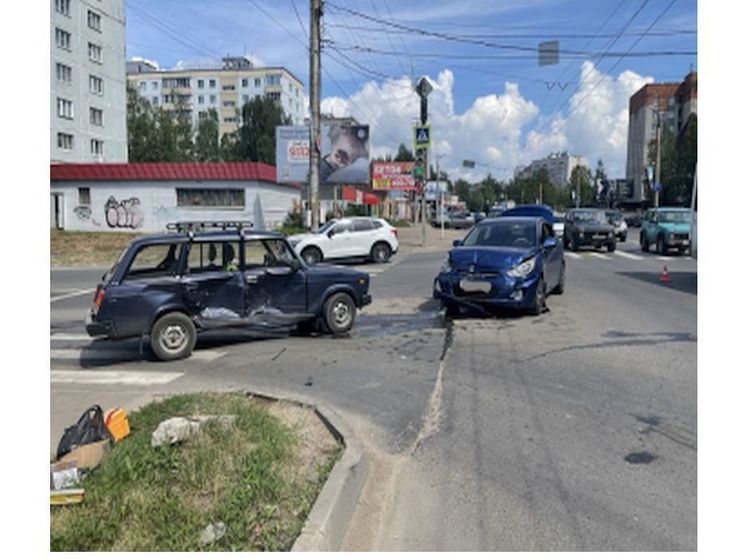 В Смоленске на Николаева в ДТП пострадала женщина-водитель