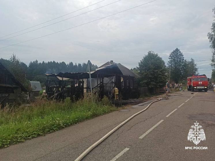 В Тверской области пожарные потушили гараж и спасли дом