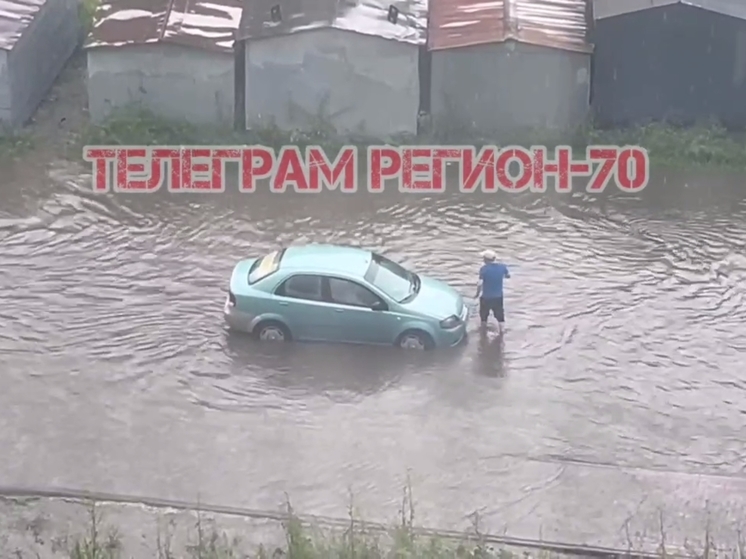 В Томске автомобиль получил гидроудар на затопленной после дождя дороге в микрорайоне Солнечном