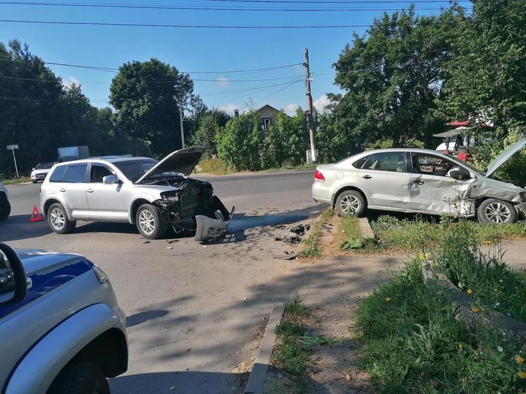 Два «Фольксвагена» столкнулись в Алексине 18 июля