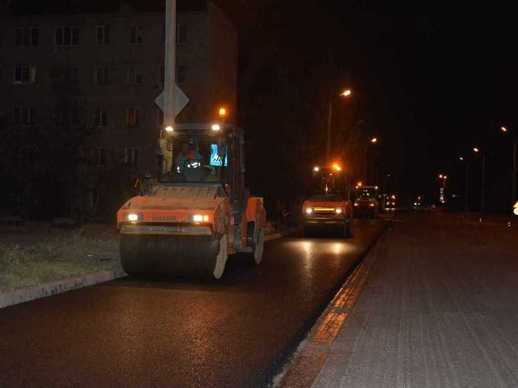 В Астрахани начали укладывать асфальт к парку Знаний