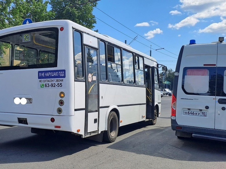 Лихач подрезал автобус в Петрозаводске, пострадали пассажиры