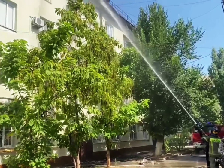 В Волгограде ввели режим повышенной готовности в доме с загоревшейся крышей