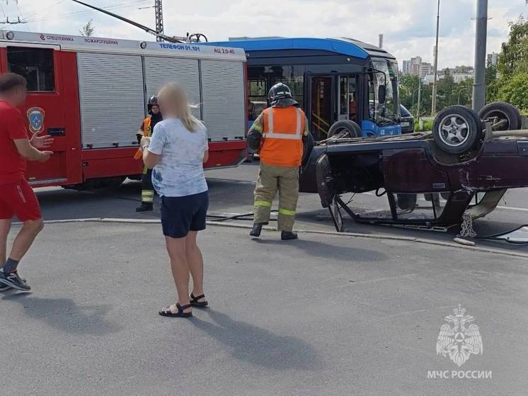 Спасатели вытащили из машины заблокированного человека после ДТП в Петрозаводске