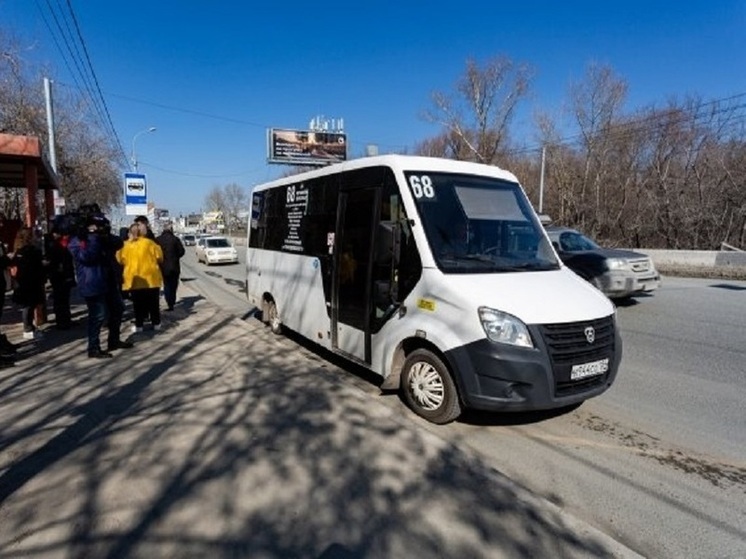 На трассе в Новосибирской области маршрутка с пассажирами врезалась в столб