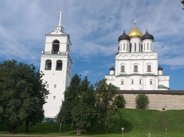 Строительные леса сняли с колокольни Троицкого собора в Пскове