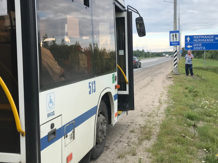 Автобус рейсом Петрозаводск-Лучевое-1 сломался в пути и не довез дачников