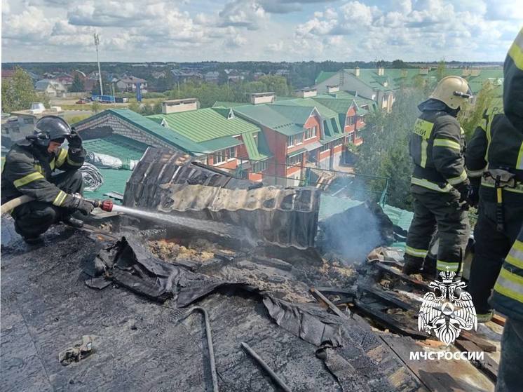 В Твери загорелась крыша многоквартирного дома