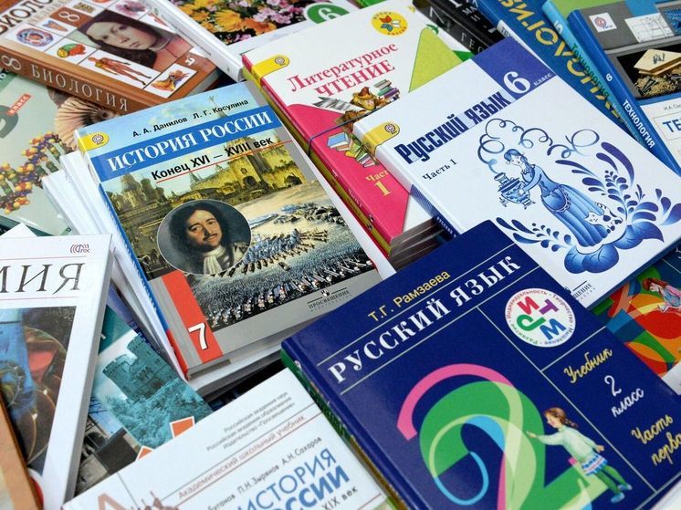 Книги для школьников Херсонской области привезли из десятков регионов России