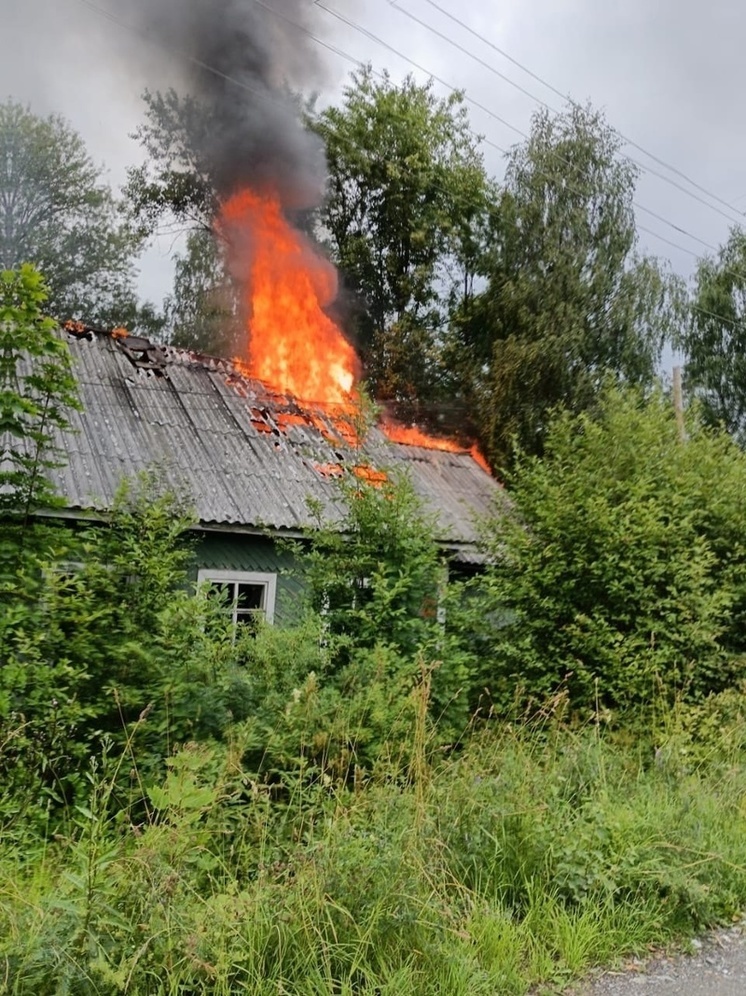 Пожарные в поселке Карелии час тушили заброшенный дом