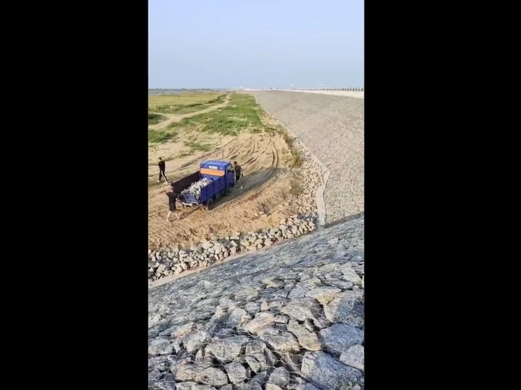 Новый мост через Зею разбирают вандалы в Приамурье