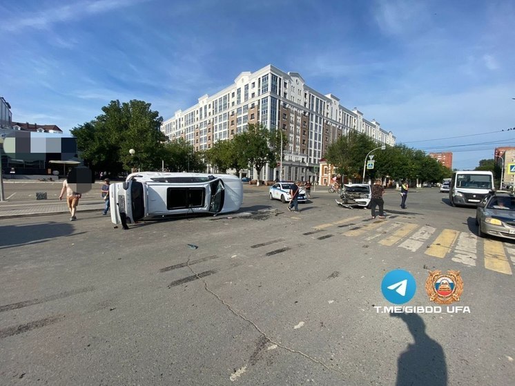 В центре Уфы автомобиль после столкновения опрокинулся на дороге