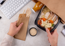 Как наесться едой из пластиковых контейнеров


