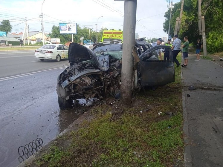 В Новосибирске водитель Renault Duster погиб после столкновения со столбом на Ватутина