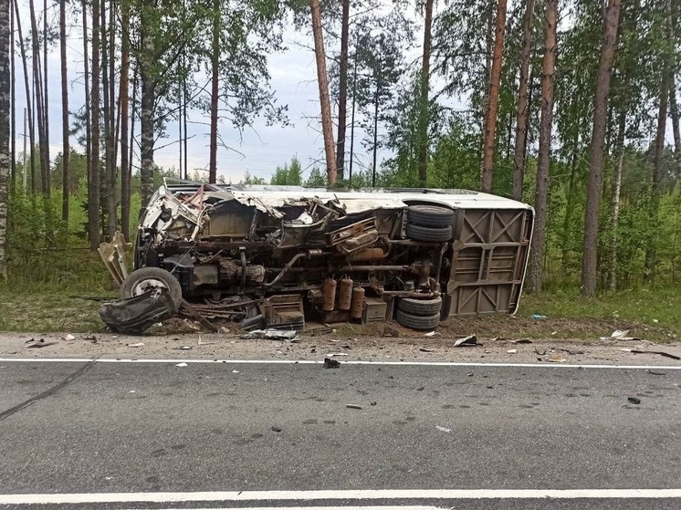 Сотрудник УФСИН Карелии вырывал крышки люка автобуса, спасая пострадавших в ДТП