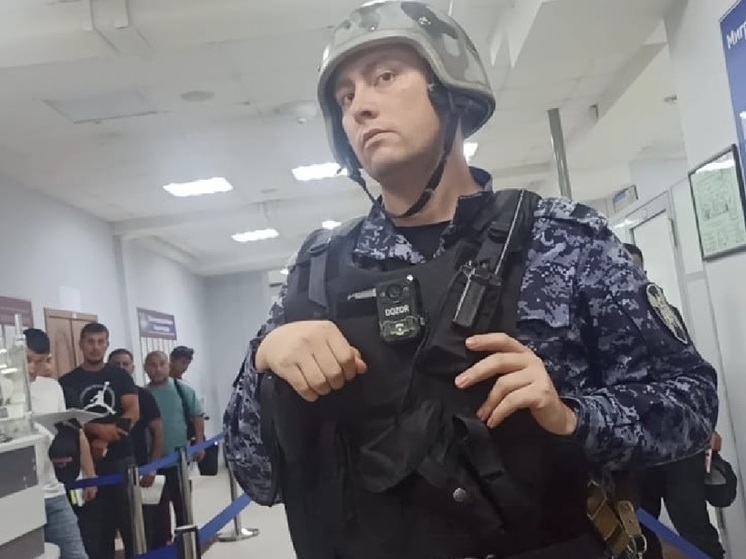 «Творится беспредел!»: сотрудники Росгвардии увезли юриста из миграционного центра в полицию