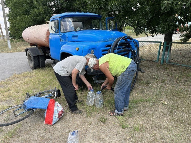В обесточенные поселки Новокаховского округа привезли воду