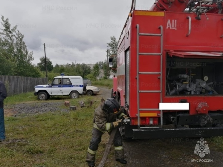 Частный жилой дом вспыхнул в Екатеринбурге