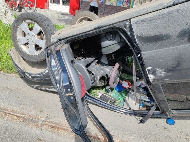 В Новосибирске 29-летний водитель перевернул машину с малолетними детьми