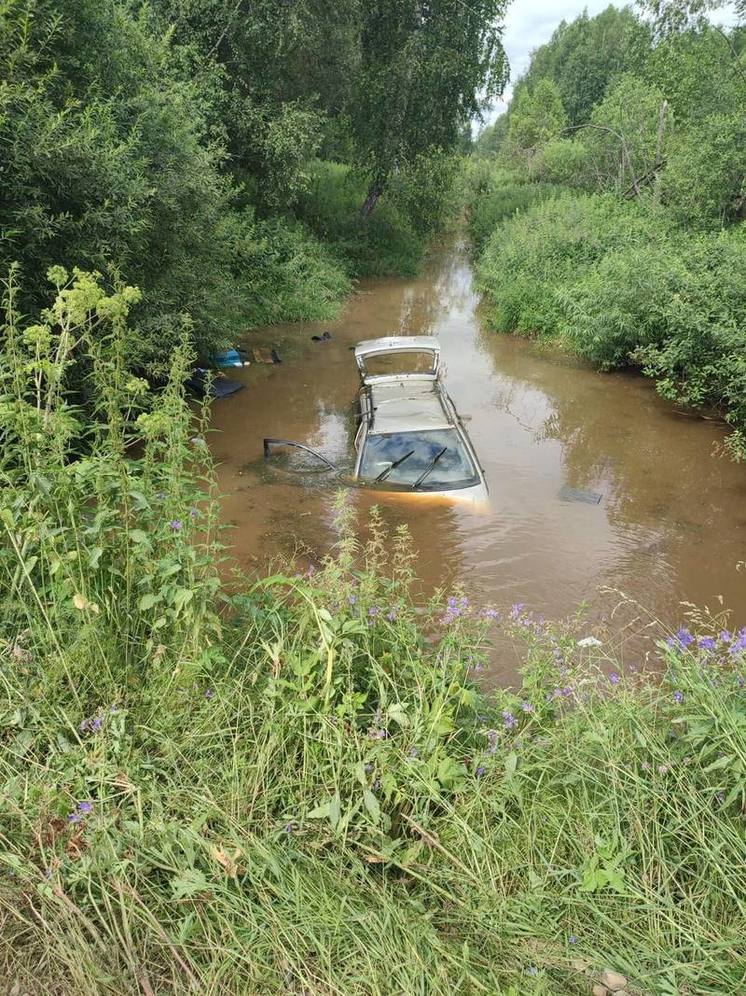 Погиб на месте: в Томской области 44-летний водитель съехал на машине в водоем