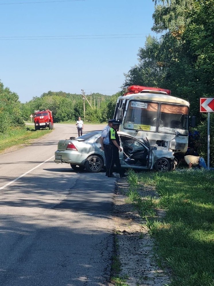 В Воронежской области в ДТП с рейсовым автобусом погиб водитель и пострадали 2 детей