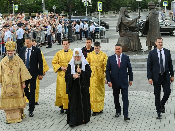 Патриарх Кирилл совершает чин освящения Спасо-Преображенского собора в Твери