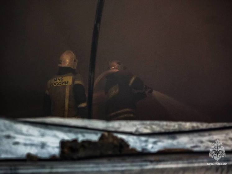 В Краснодаре загорелись два частных дома, три пристройки и гараж