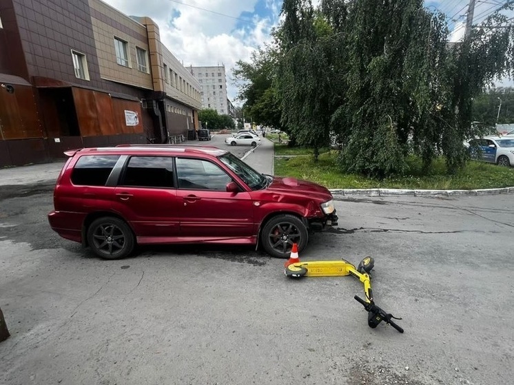 В Новосибирске Subaru сбил подростка на электросамокате