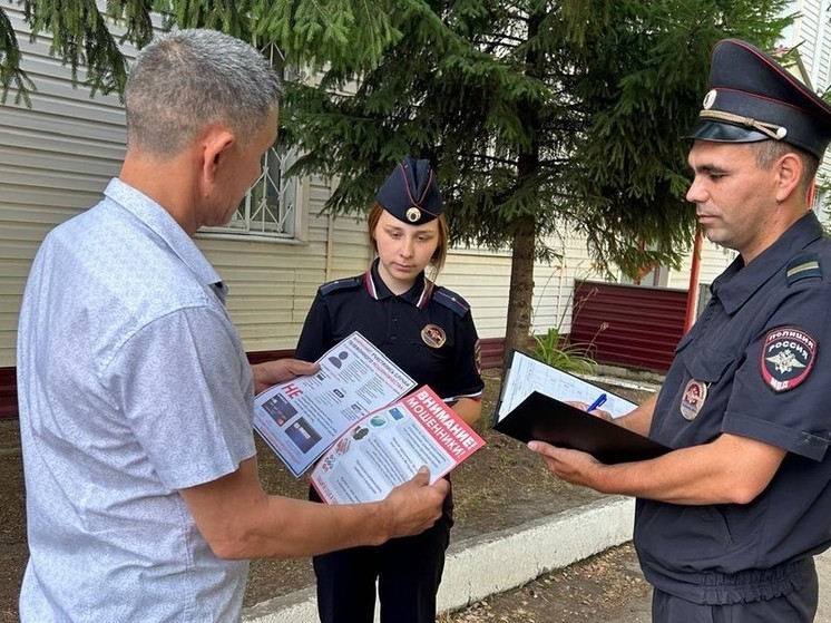 В Канаше участковые спасли учительницу от мошенников