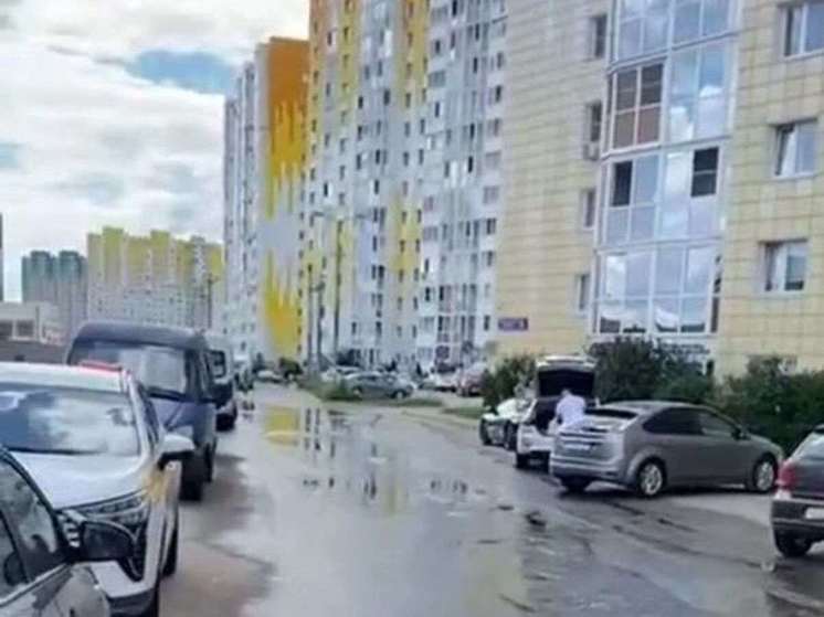 В деревне Голубое вода из канализации течет прямо по улице